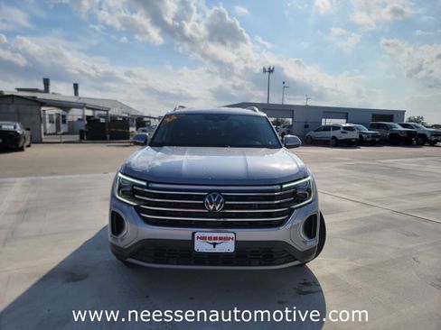 Used 2024 Volkswagen Atlas SE image 2