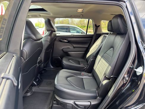 Used 2023 Toyota Highlander XLE image 26