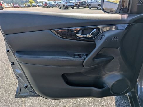 Used 2019 Nissan Rogue SL w/ Premium Package image 11