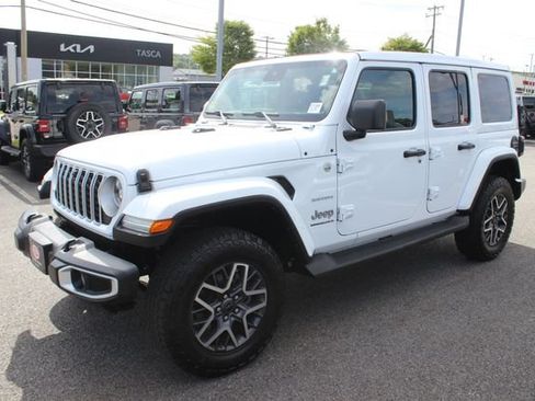 Used 2024 Jeep Wrangler Unlimited Sahara w/ Technology Group AWD/4WD image 2