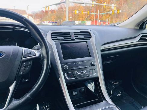 Used 2019 Ford Fusion SEL image 26