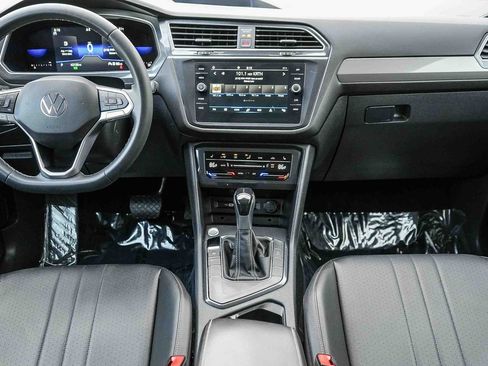 Used 2022 Volkswagen Tiguan SE w/ Panoramic Sunroof Package image 12