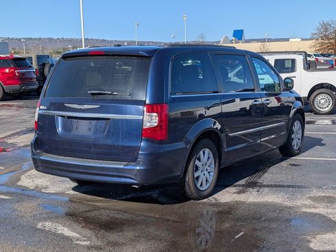 Used 2016 Chrysler Town & Country Touring image 3