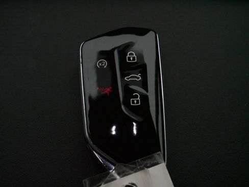 Certified 2025 Volkswagen Atlas SE image 32