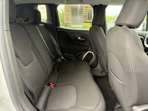 Used 2017 Jeep Renegade Latitude w/ Cold Weather Group AWD/4WD image 18