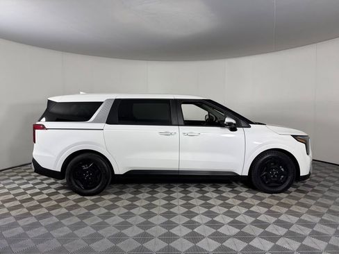 Used 2025 Kia Carnival image 5