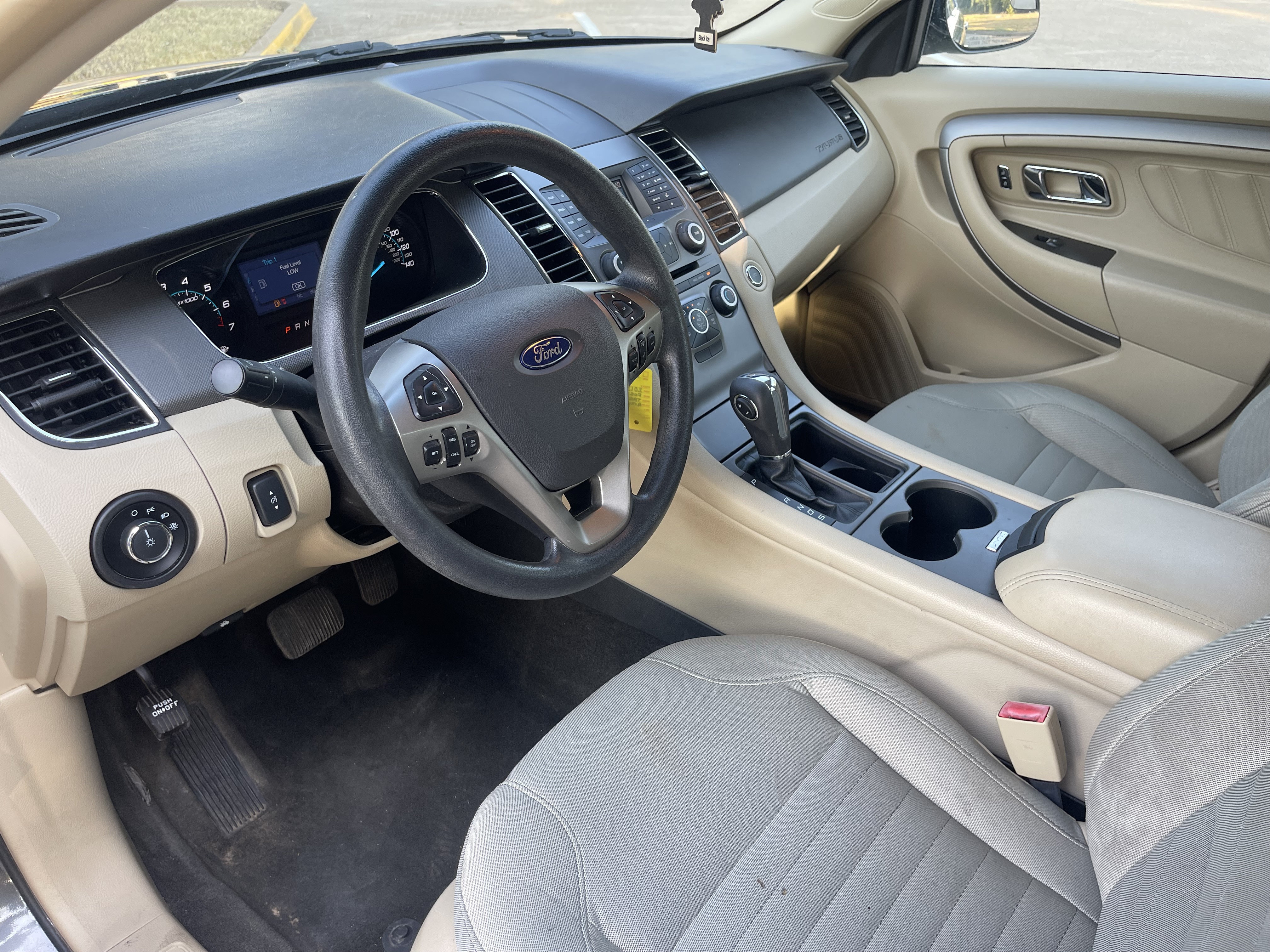 Used 2015 Ford Taurus SE FWD image 19