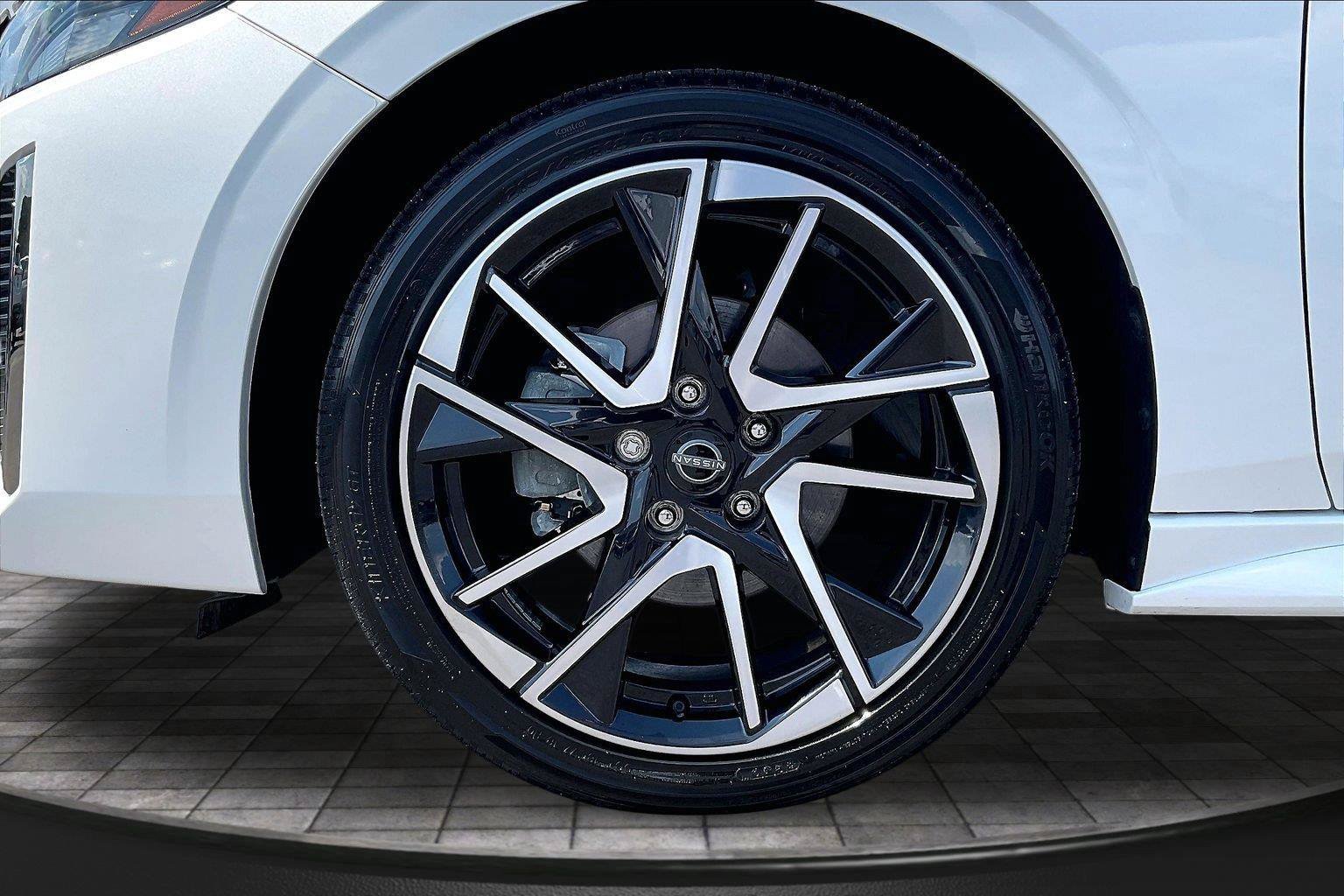 Certified 2025 Nissan Sentra SR FWD image 10