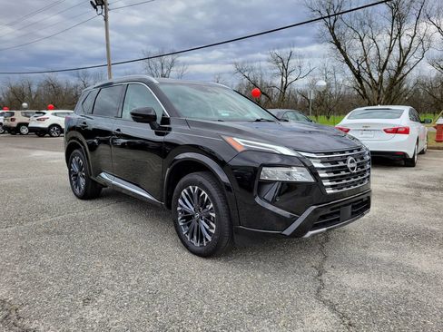 Used 2025 Nissan Rogue Platinum image 8