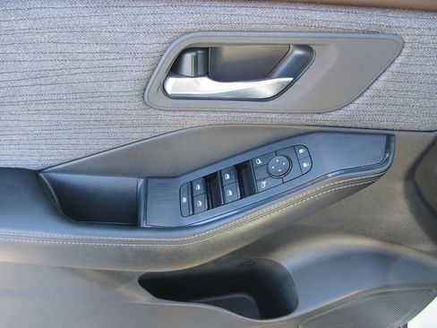 Used 2023 Nissan Rogue SV image 23