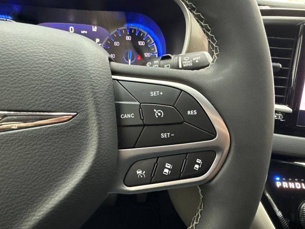 Used 2024 Chrysler Pacifica Touring-L FWD image 21