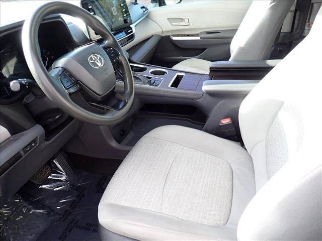 Used 2022 Toyota Sienna LE FWD image 11