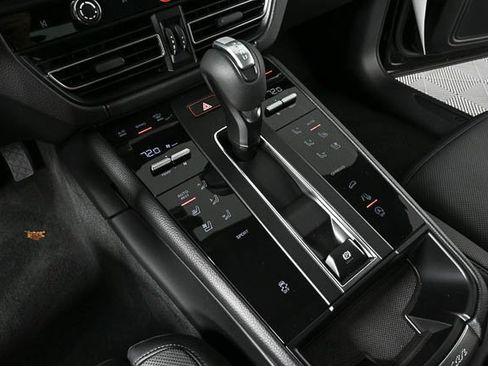 Certified 2025 Porsche Macan image 17