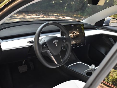 Used 2022 Tesla Model 3 Standard Range image 19