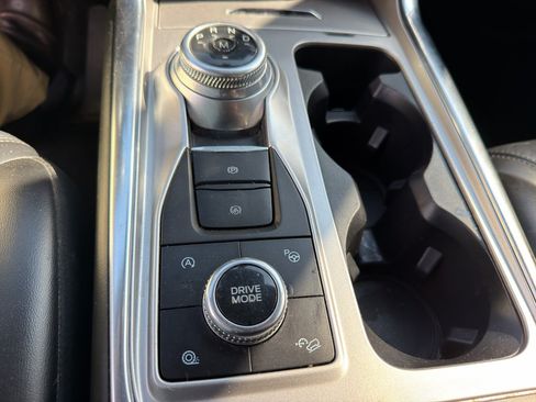 Used 2020 Ford Explorer Platinum w/ Premium Technology Package AWD/4WD image 13