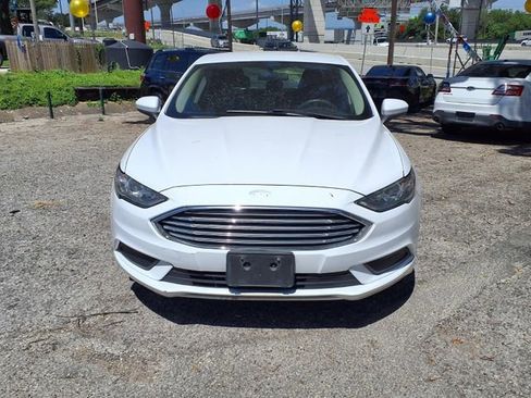 Used 2017 Ford Fusion SE w/ Fusion SE Technology Package FWD image 2