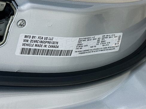 Used 2023 Chrysler Pacifica Touring-L FWD image 11