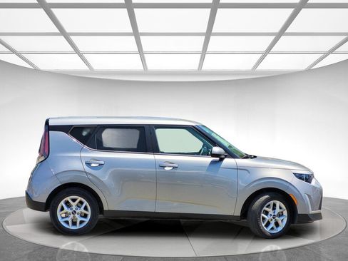 Used 2024 Kia Soul LX w/ Option Group 015 FWD image 2