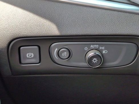 Used 2019 Buick Enclave Essence FWD image 18