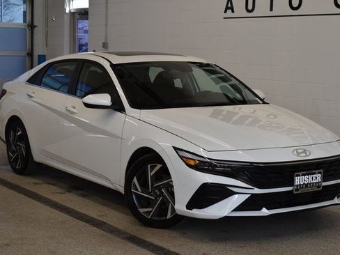 Used 2025 Hyundai Elantra SEL image 1