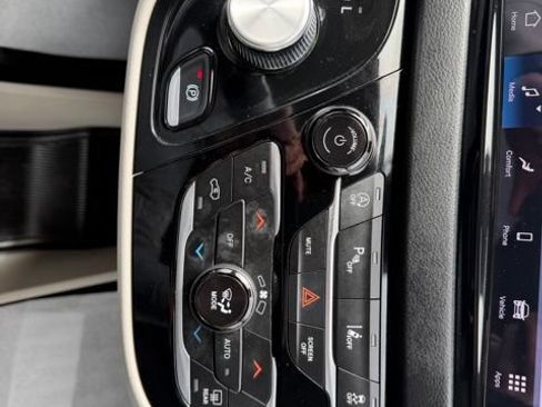 Used 2023 Chrysler Pacifica Touring-L FWD image 32
