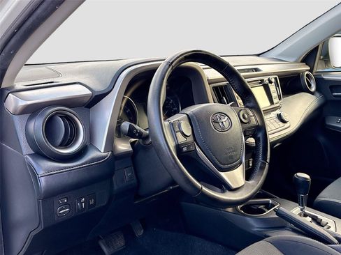 Used 2018 Toyota RAV4 XLE FWD image 9