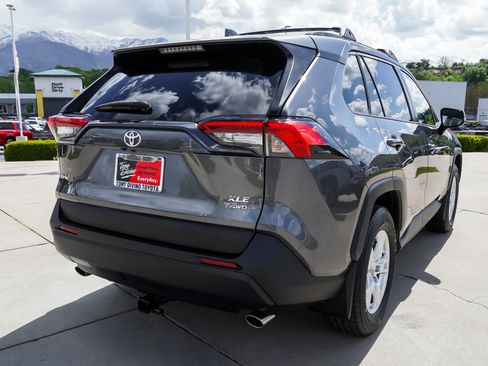 Used 2021 Toyota RAV4 XLE w/ Carpet Mat Package (TMS) AWD/4WD image 8