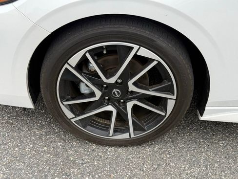 Used 2025 Nissan Sentra SR FWD image 11