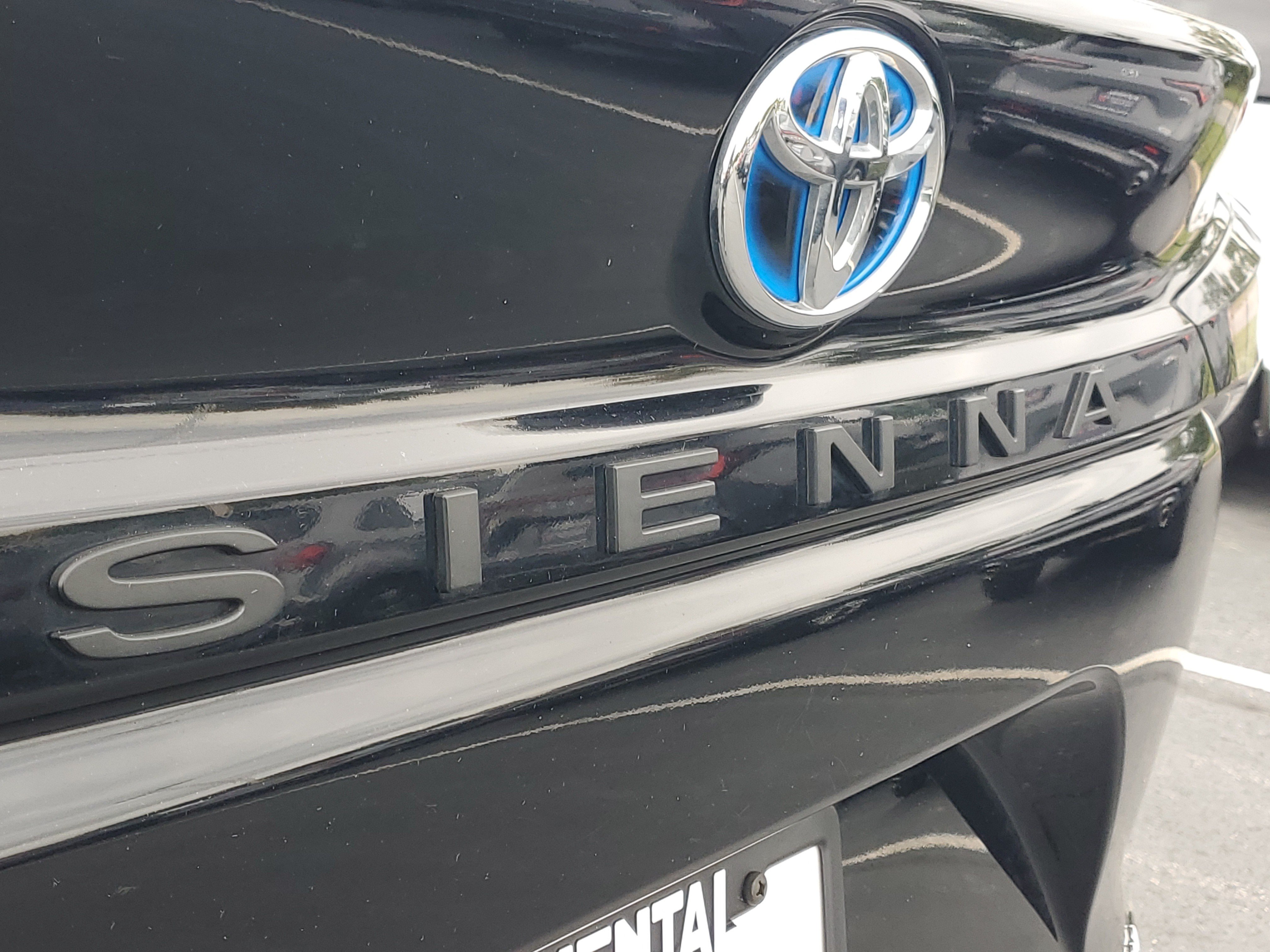 Certified 2024 Toyota Sienna LE FWD image 8