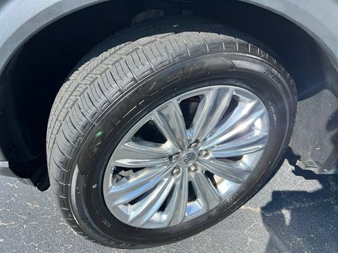Used 2022 Ford Explorer King Ranch w/ Premium Technology Package RWD image 51