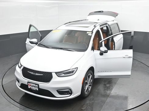 New 2026 Chrysler Pacifica Pinnacle w/ Trailer Tow Group AWD/4WD image 49