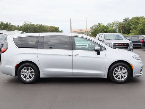 Used 2023 Chrysler Pacifica Touring FWD image 10