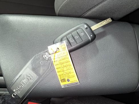 Used 2025 Hyundai Elantra SE image 23