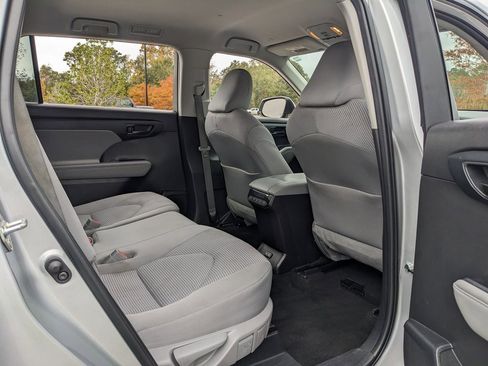 Used 2023 Toyota Highlander L image 43