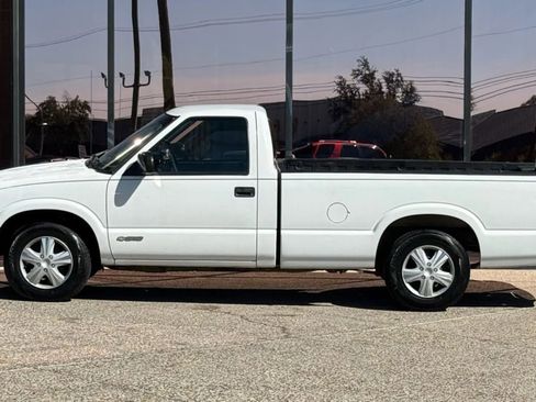 Used 2002 Chevrolet S10 Pickup 2WD Regular Cab image 4