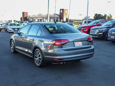 Used 2017 Volkswagen Jetta SE image 8