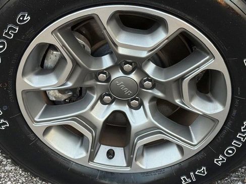 Used 2023 Jeep Cherokee Trailhawk image 12