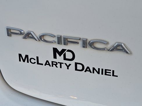 Used 2022 Chrysler Pacifica Touring image 9