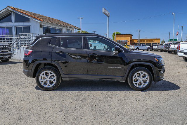 Used 2024 Jeep Compass Latitude AWD/4WD image 3