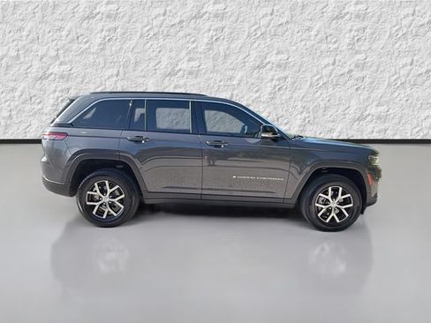 Used 2025 Jeep Grand Cherokee Limited RWD image 2