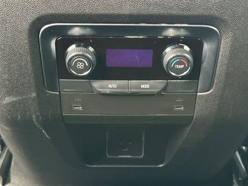 Used 2025 Chevrolet Suburban Z71 image 36