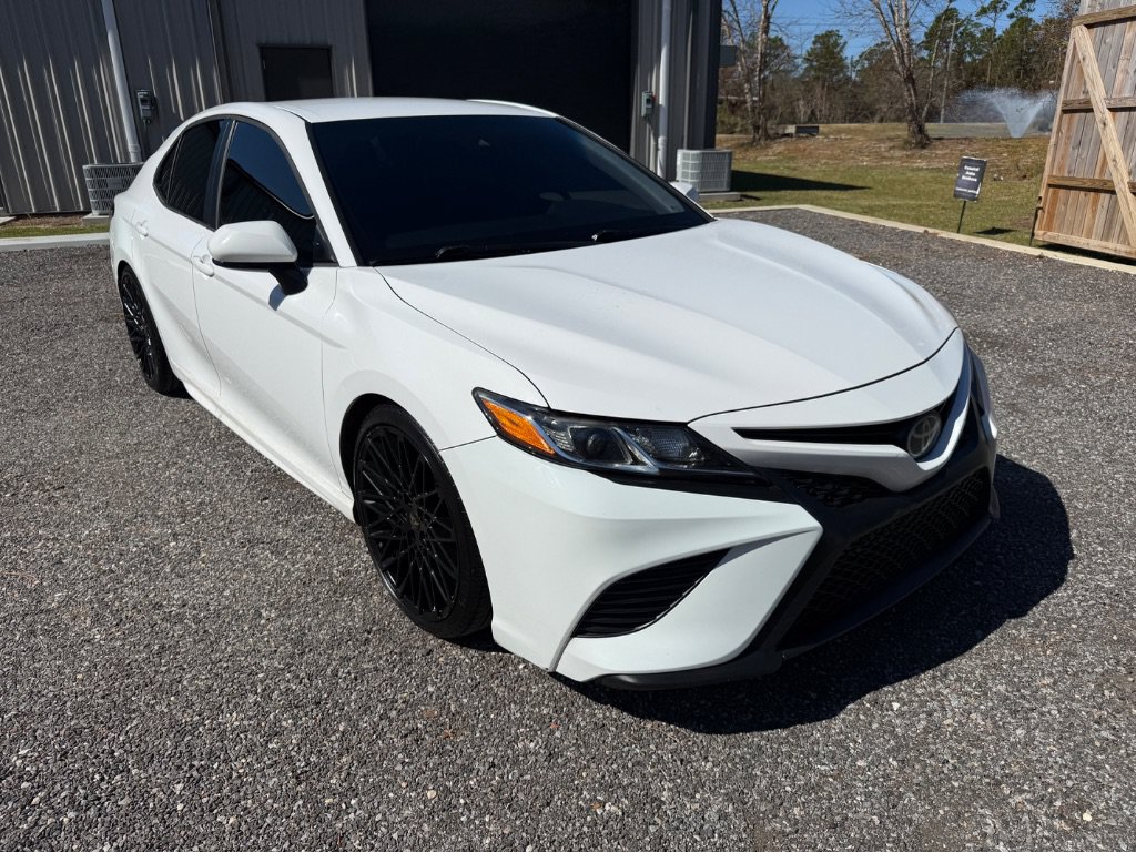 Used 2018 Toyota Camry SE FWD image 1