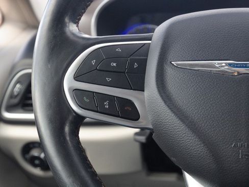Used 2019 Chrysler Pacifica Touring-L FWD image 18