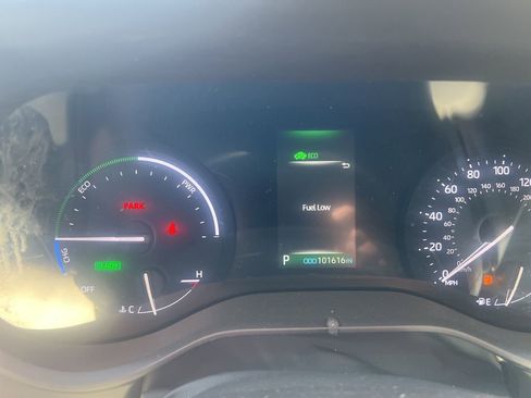 Used 2021 Toyota Sienna LE image 2