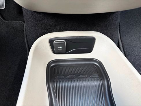 Used 2023 Chrysler Pacifica Touring-L FWD image 34