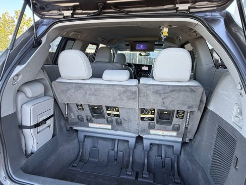 Used 2015 Toyota Sienna XLE Premium FWD image 18