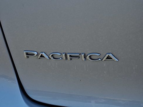 Certified 2024 Chrysler Pacifica Touring-L FWD image 34