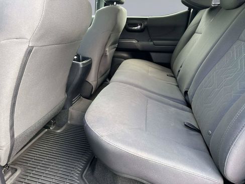 Used 2018 Toyota Tacoma TRD Sport AWD/4WD image 12