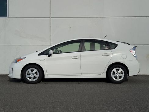 Used 2015 Toyota Prius Two FWD image 2