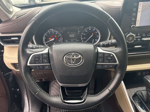 Used 2022 Toyota Highlander Limited image 11